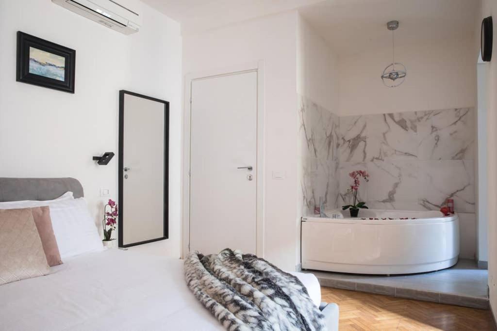 Pink Intimate Jacuzzi Suite Trastevere - Top Collection Рим Экстерьер фото